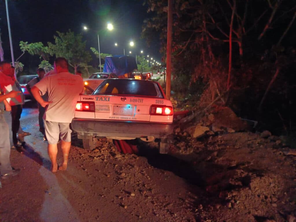 Taxista en estado de ebriedad cae en una zanja