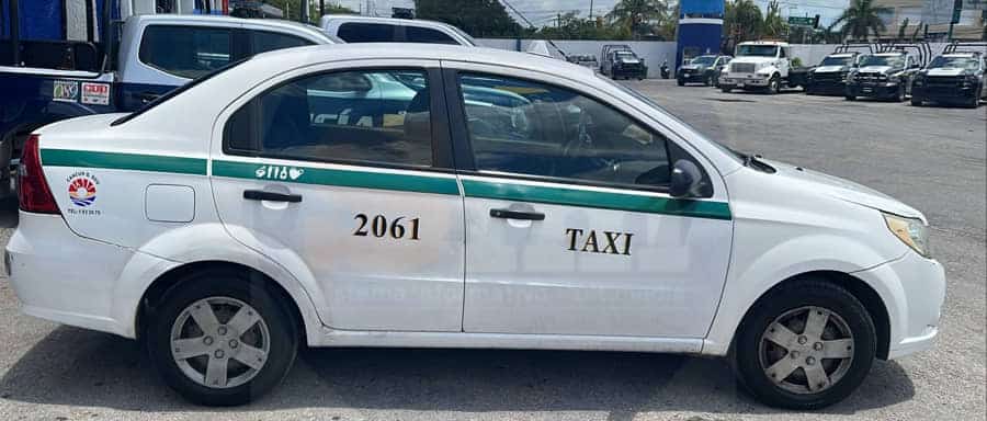 Taxista agrede con balines a 2 vehículos usados como Uber, en la Zona Hotelera de Cancún
