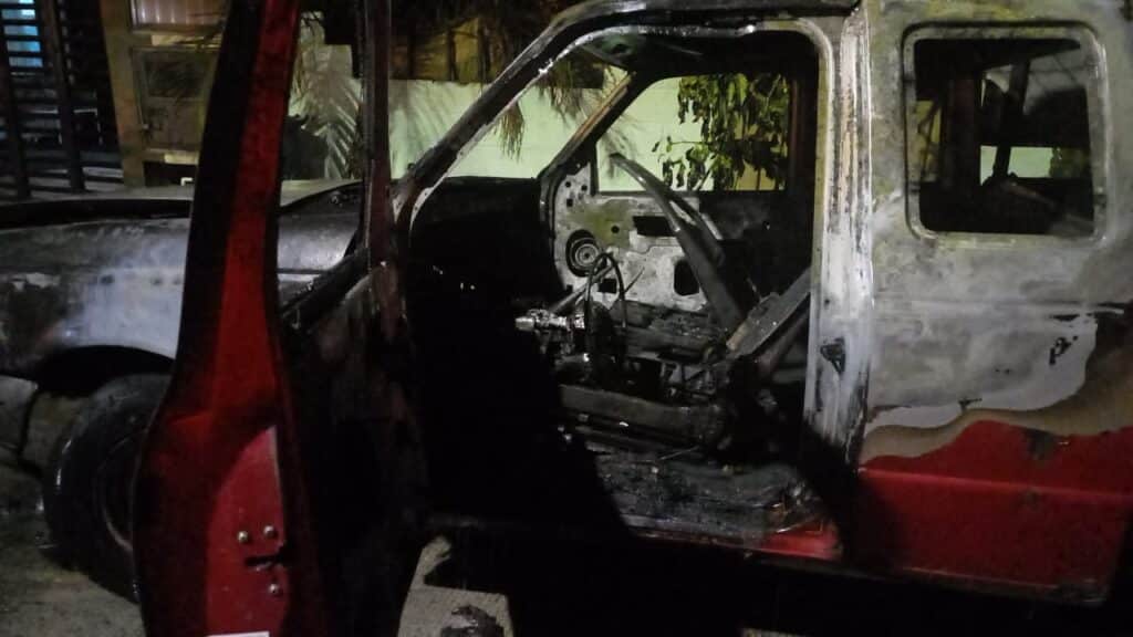 Se Incendia camioneta por un corto circuito en la colonia Gonzalo Guerrero