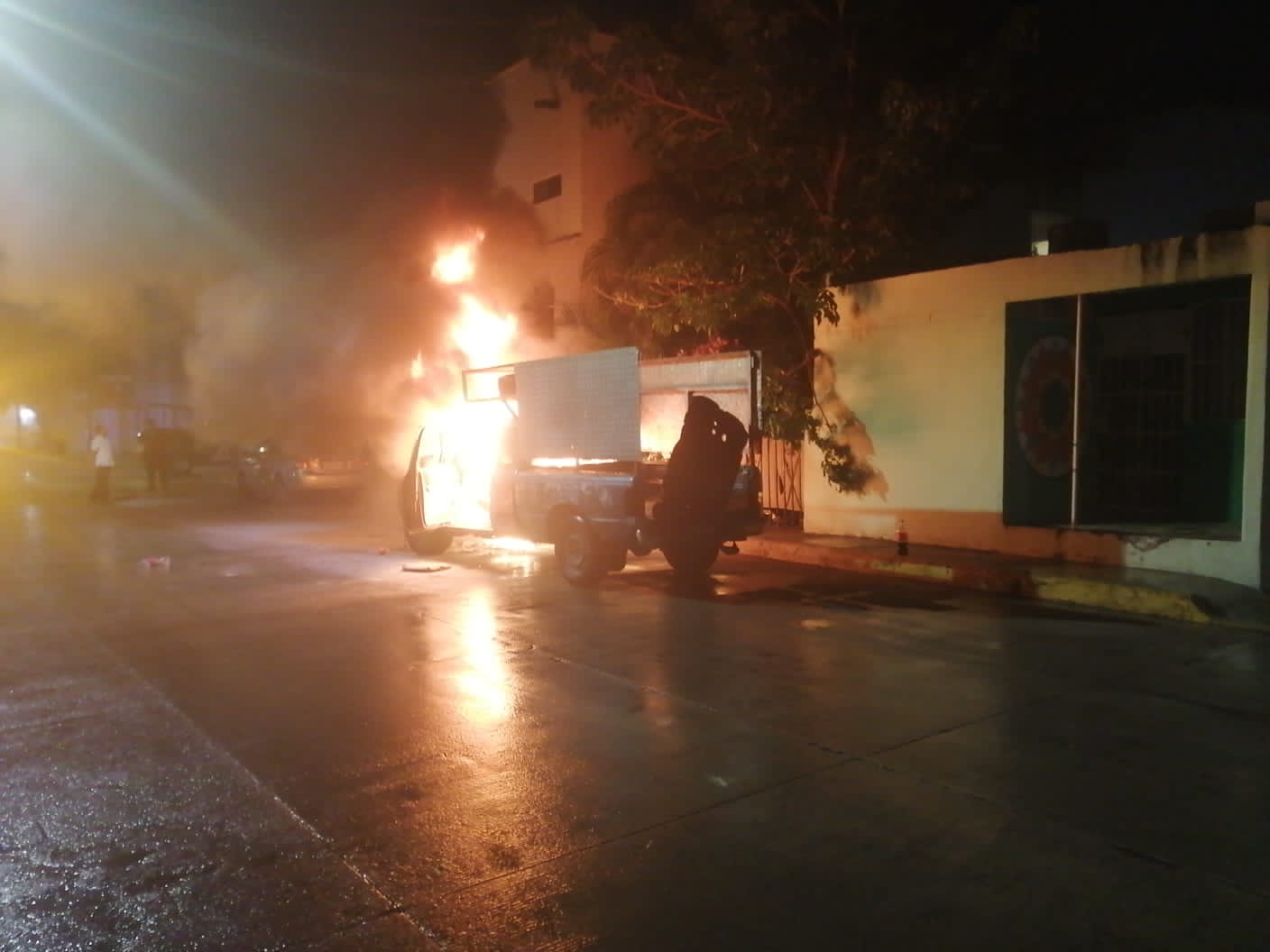 Se Incendia camioneta por un corto circuito en la colonia Gonzalo Guerrero