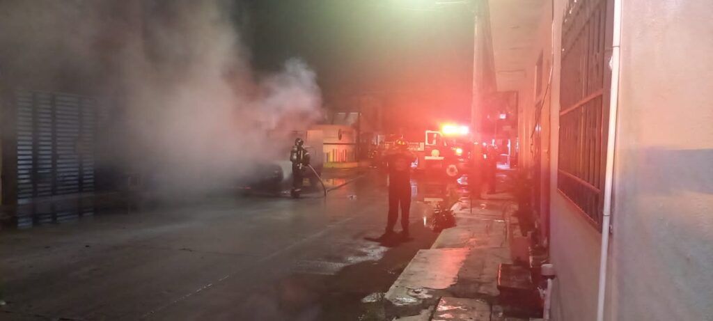 Se Incendia camioneta por un corto circuito en la colonia Gonzalo Guerrero