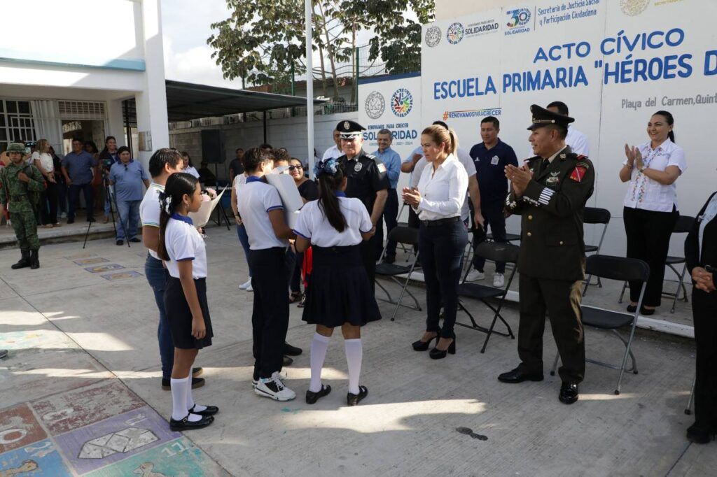 Lili Campos fomenta valores cívicos y patrios