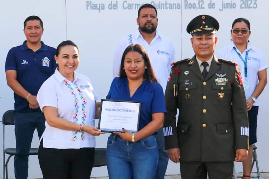 Lili Campos fomenta valores cívicos y patrios