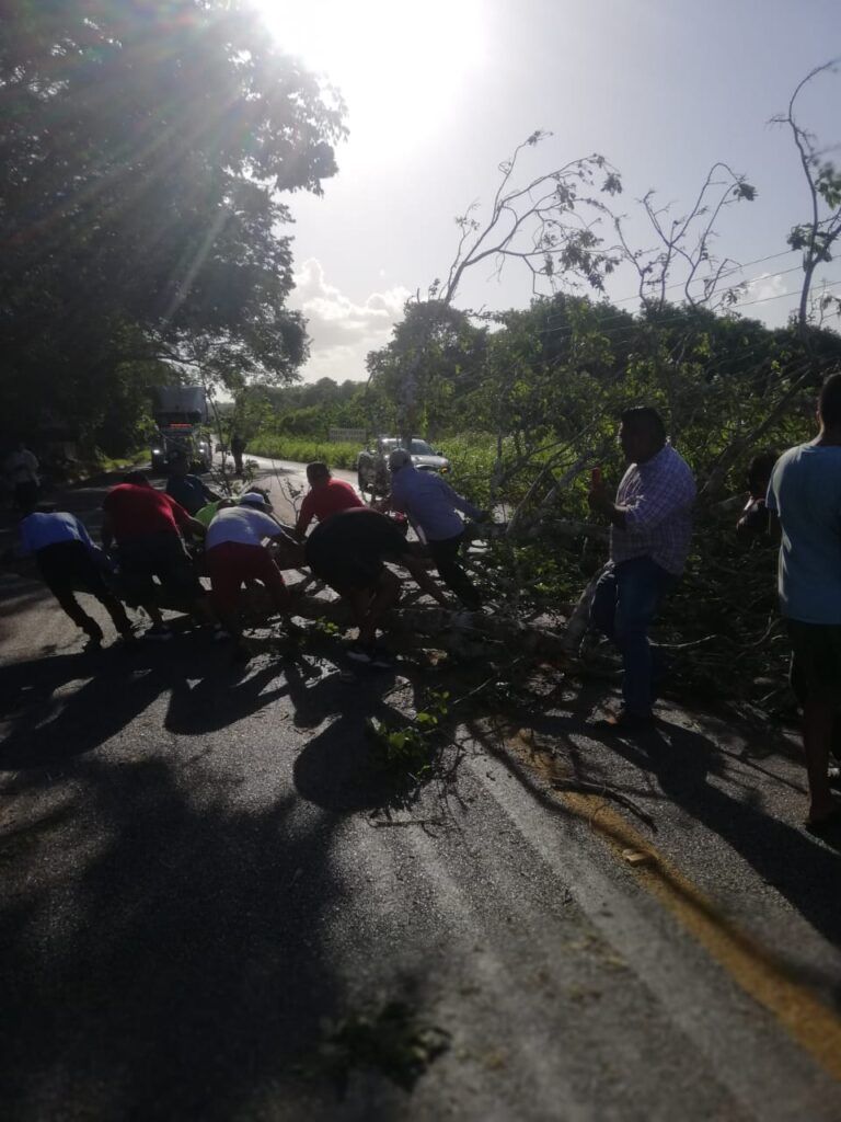 Bloquean carretera Chetumal-Escárcega habitantes de San Antonio Soda