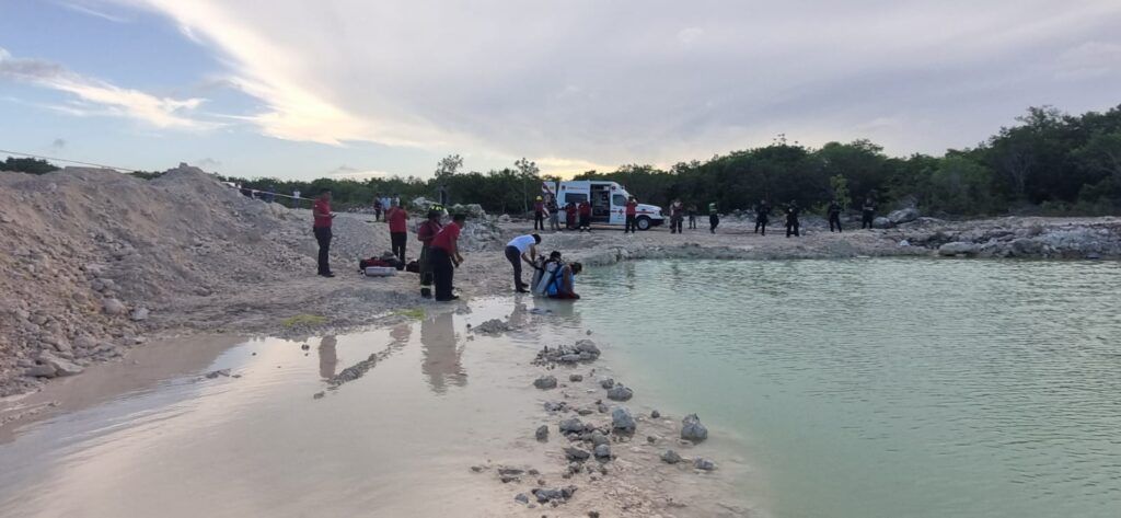 Muere conductor de camión góndola al volcarse en laguna artificial