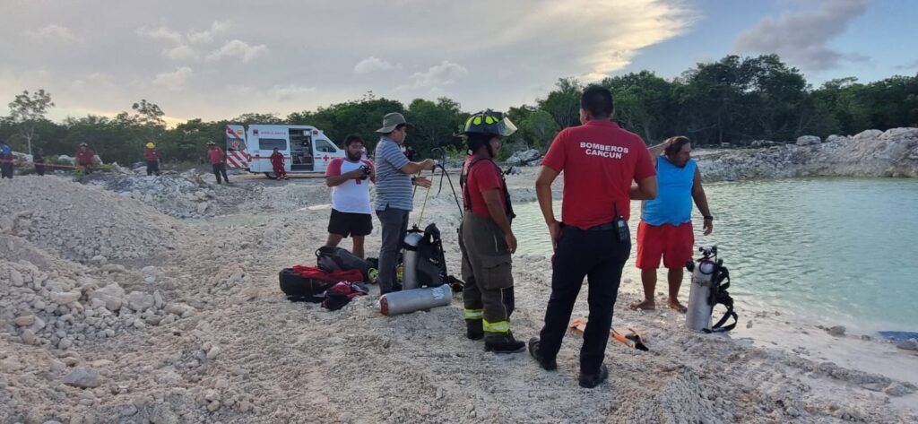 Muere conductor de camión góndola al volcarse en laguna artificial