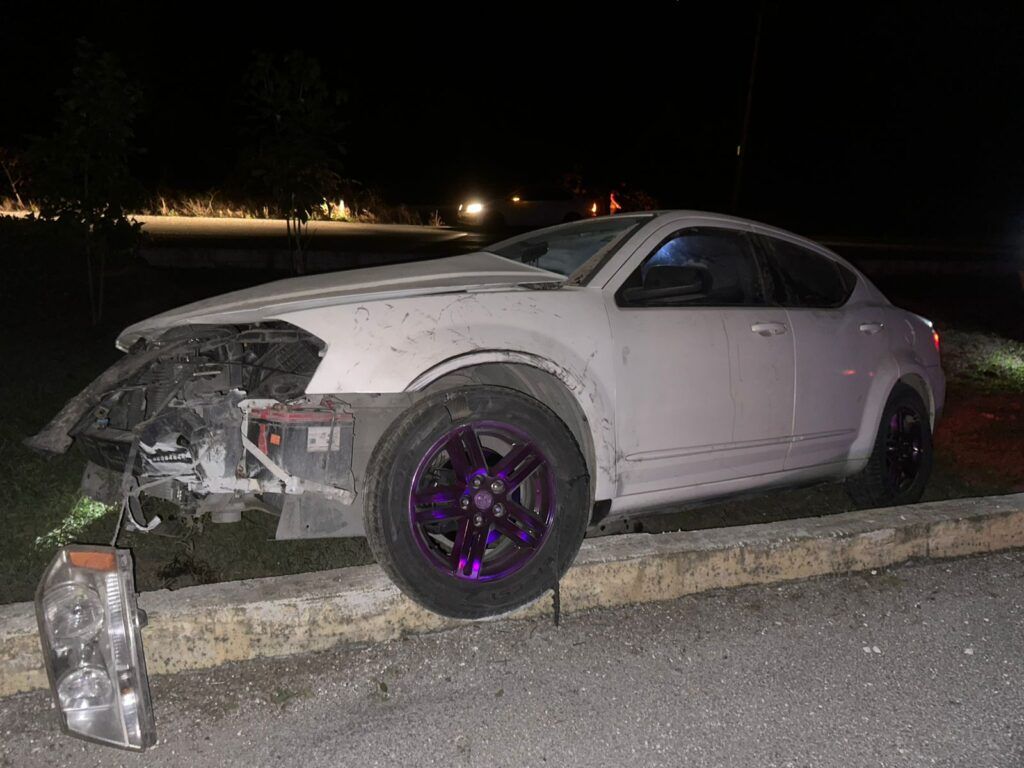 Destrozado y abandonado dejaron un vehículo sobre la carretera