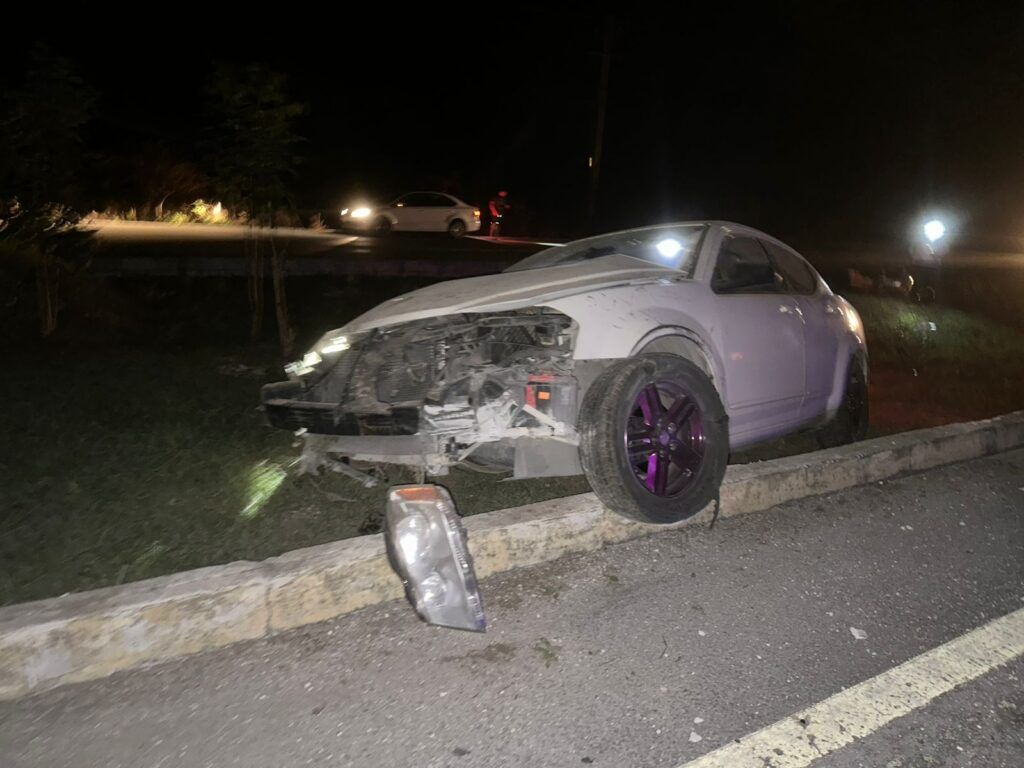 Destrozado y abandonado dejaron un vehículo sobre la carretera