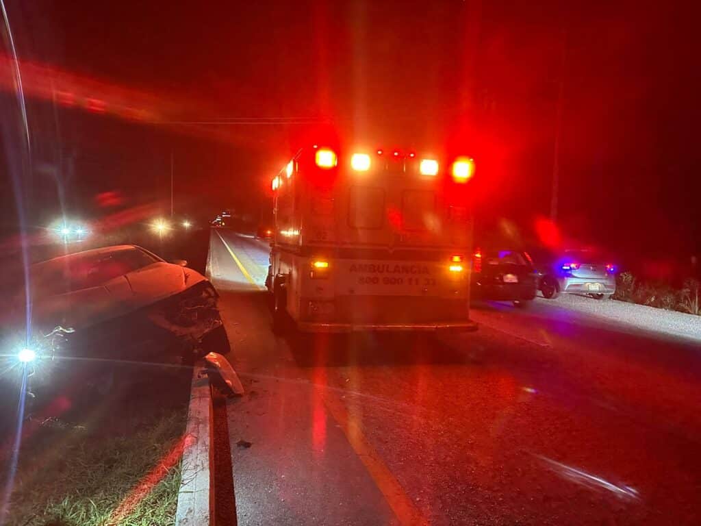 Destrozado y abandonado dejaron un vehículo sobre la carretera