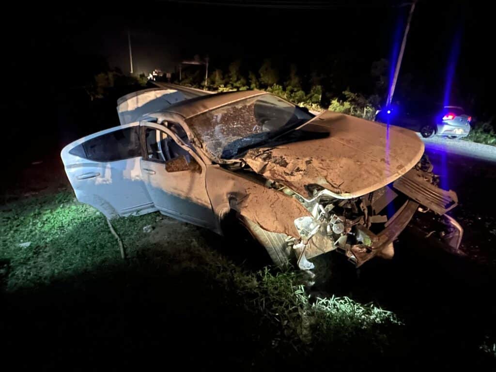 Destrozado y abandonado dejaron un vehículo sobre la carretera