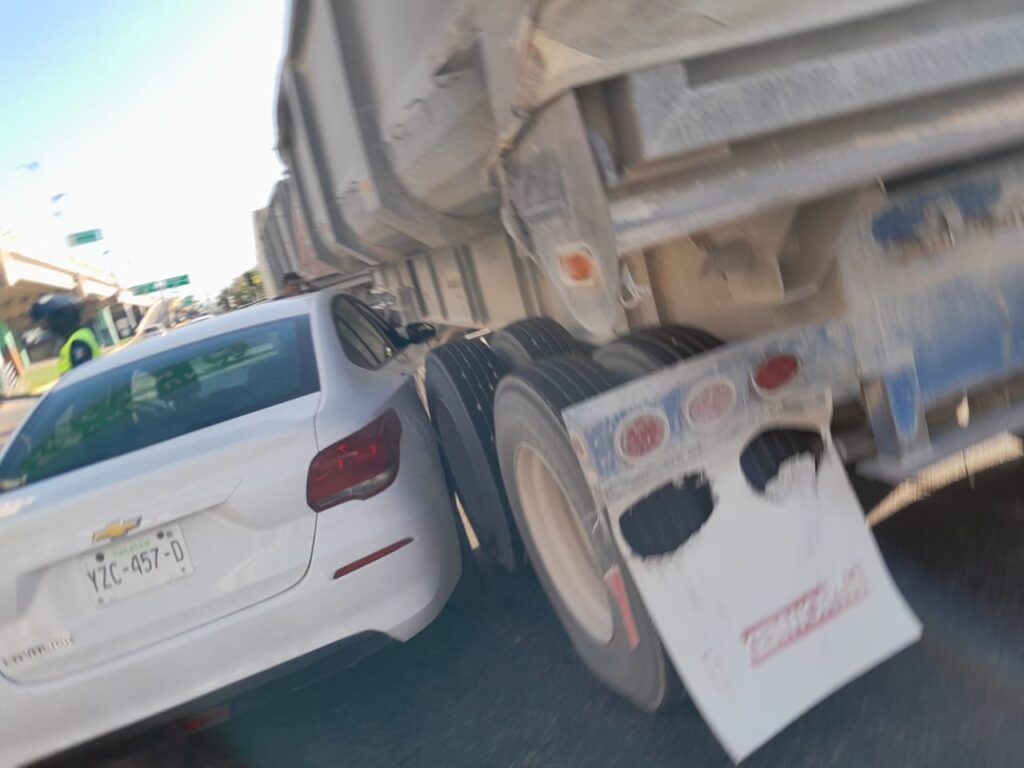 Choque entre un tráiler y un vehículo particular se registró sobre el boulevard playa del Carmen