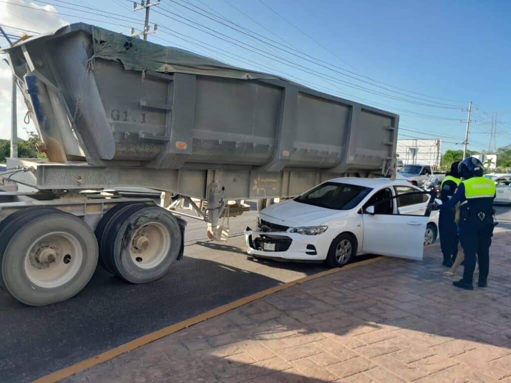 Choque entre un tráiler y un vehículo particular se registró sobre el boulevard playa del Carmen