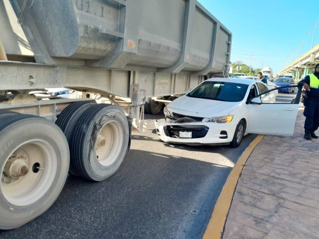 Choque entre un tráiler y un vehículo particular se registró sobre el boulevard playa del Carmen