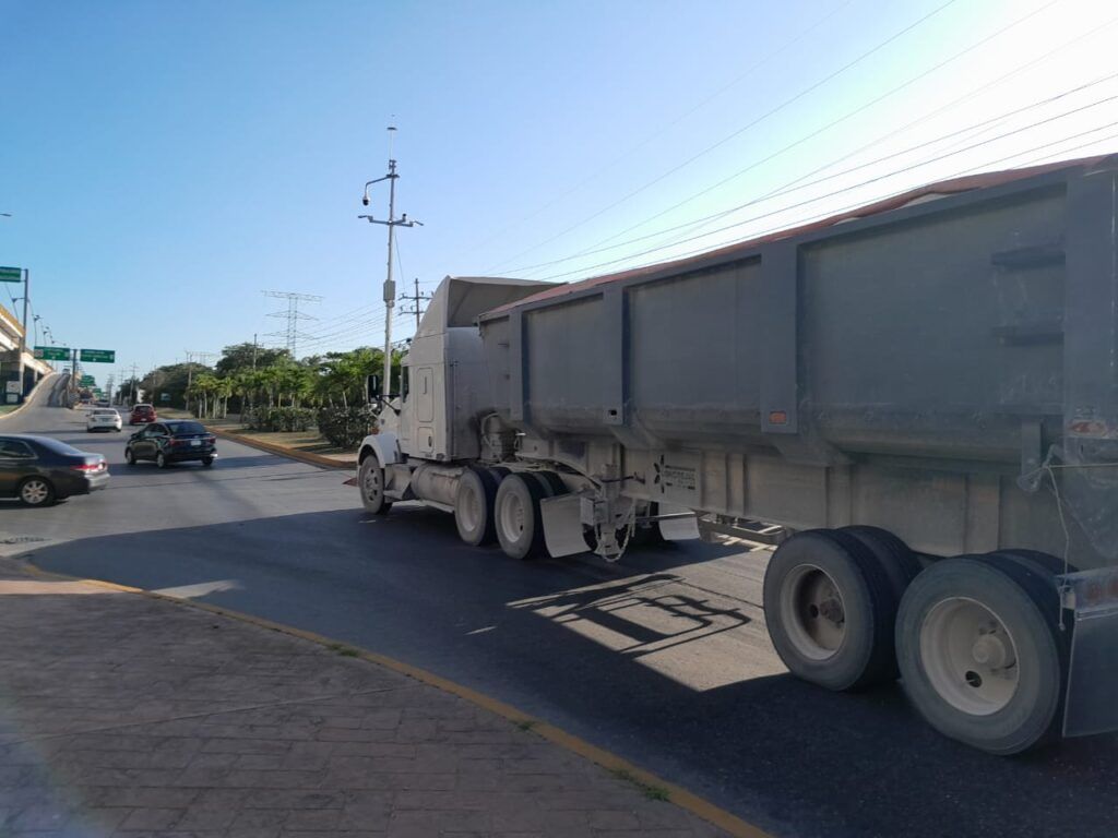 Choque entre un tráiler y un vehículo particular se registró sobre el boulevard playa del Carmen