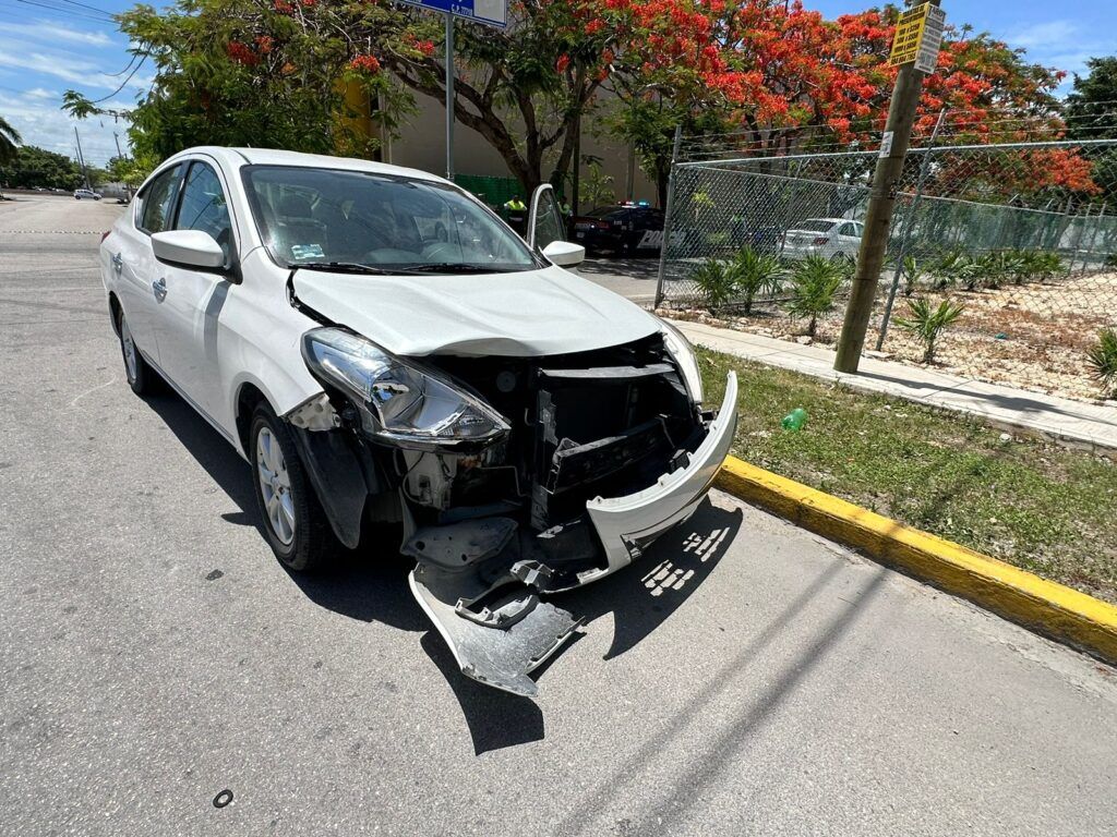 Conductora se voló el alto y terminó chocando sobre la avenida 45 norte con calle 8 en la col. Centro