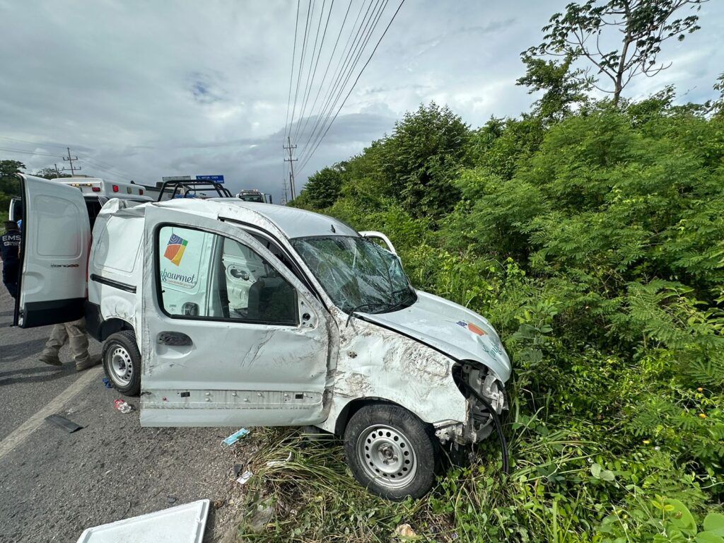 Por pestañear al volante casi le cuesta la vida a solitario conductor a la altura de Akumal, Tulum