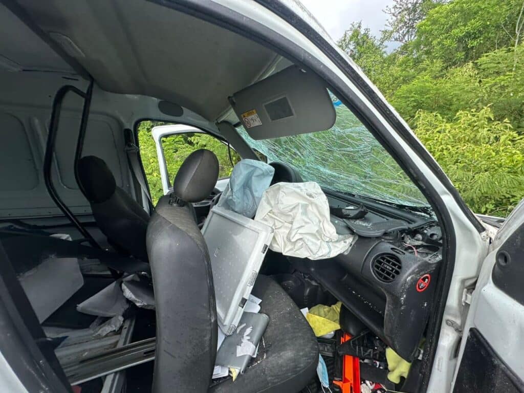 Por pestañear al volante casi le cuesta la vida a solitario conductor a la altura de Akumal, Tulum