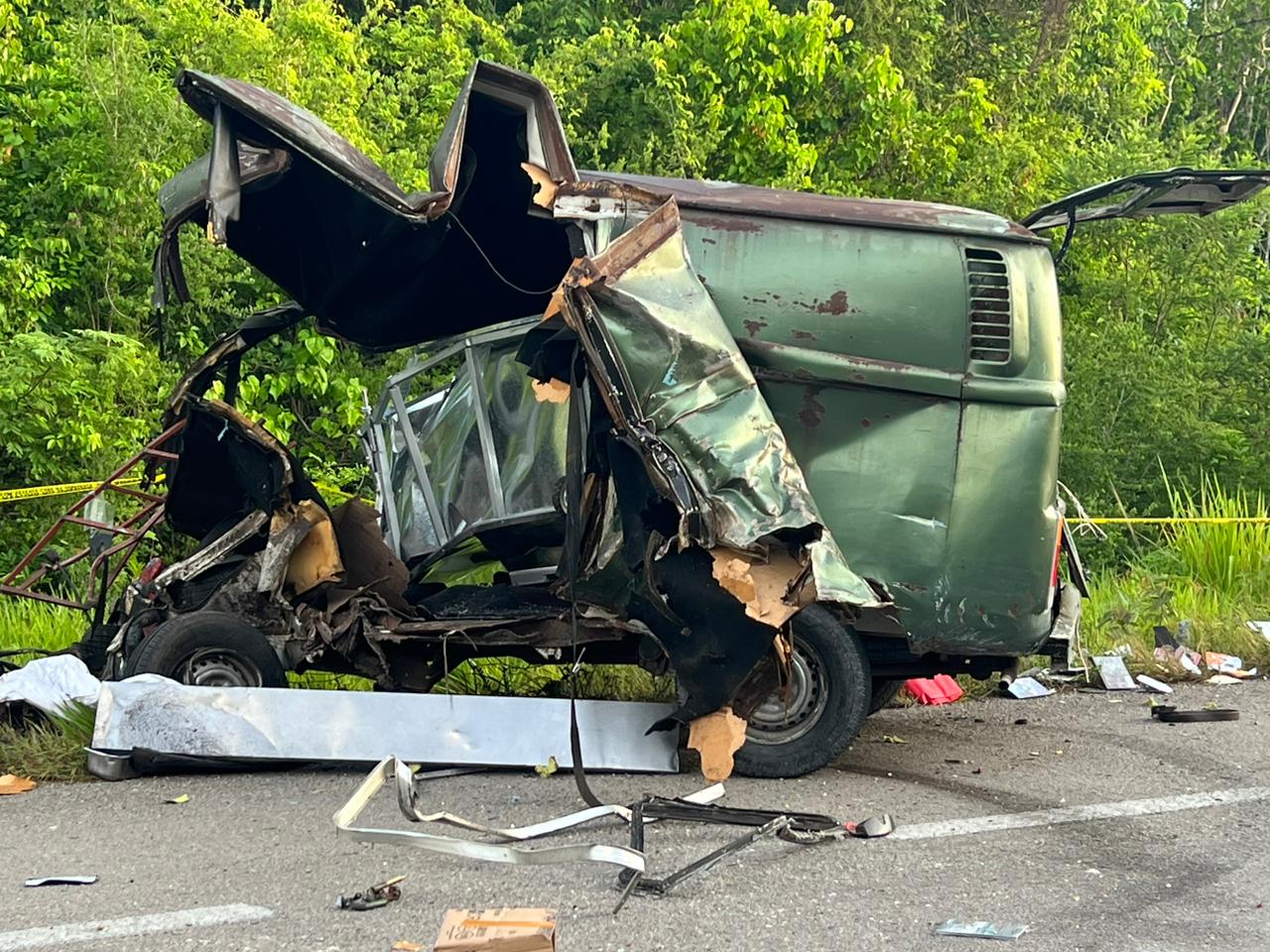 Deja 2 muertos y 2 heridos brutal choque en Bacalar