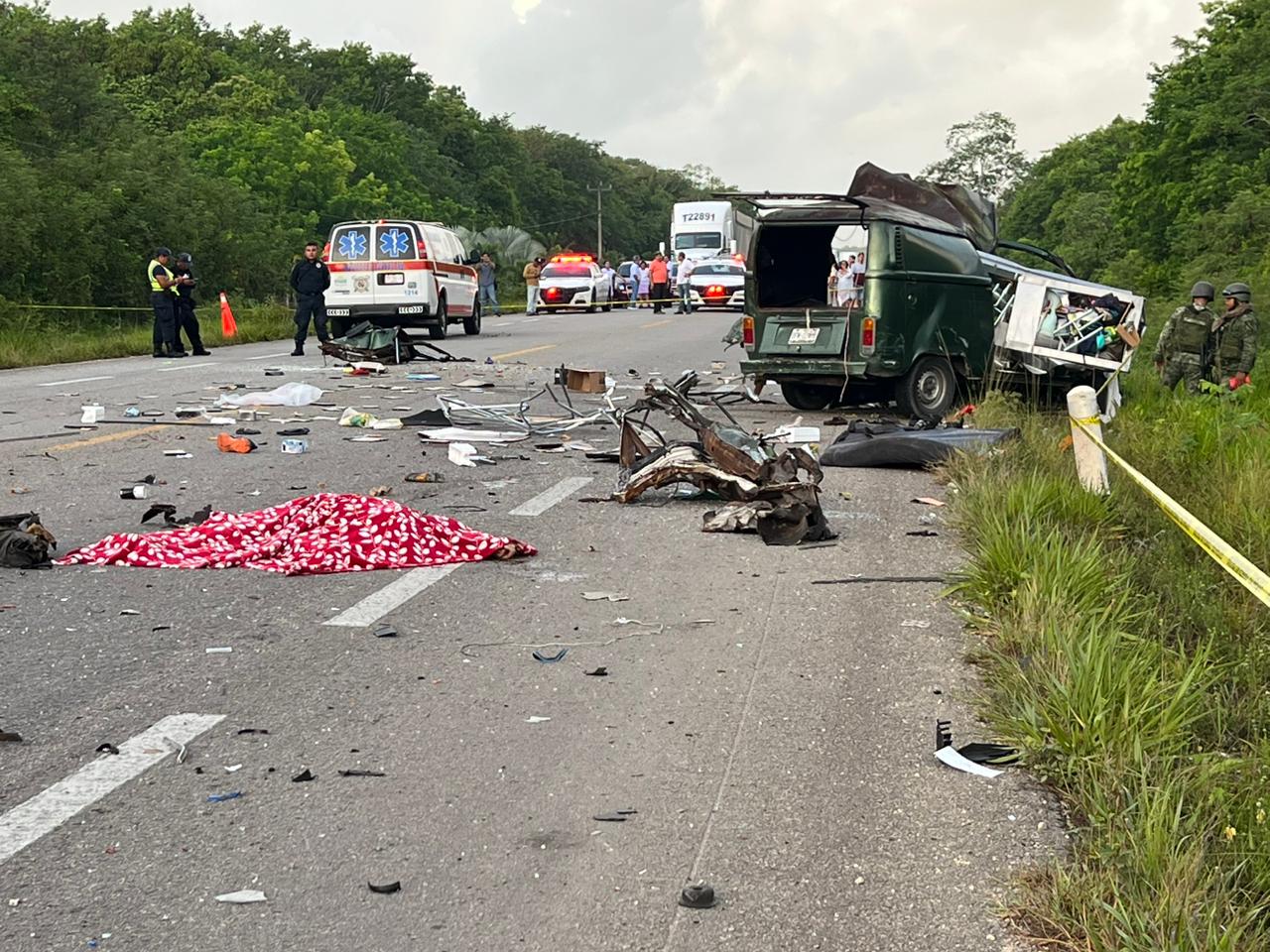 Deja 2 muertos y 2 heridos brutal choque en Bacalar