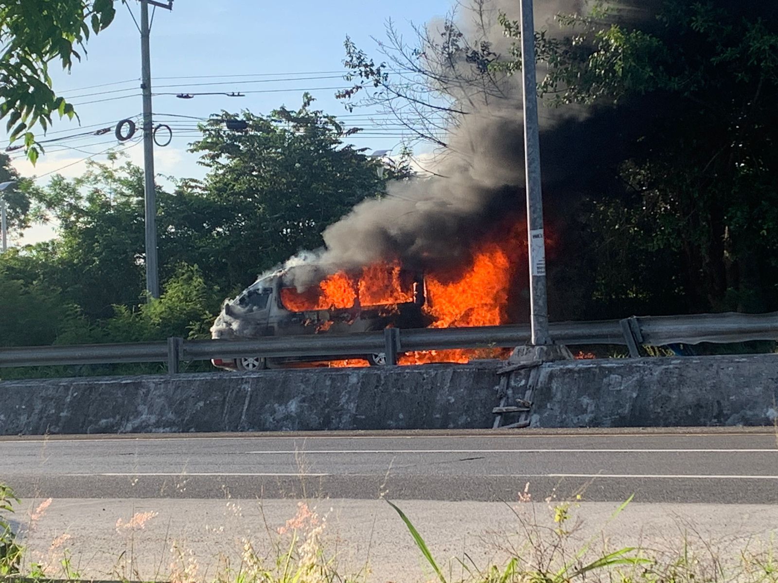Corto circuito || Se Incendia van de transporte público sobre la carretera federal 307