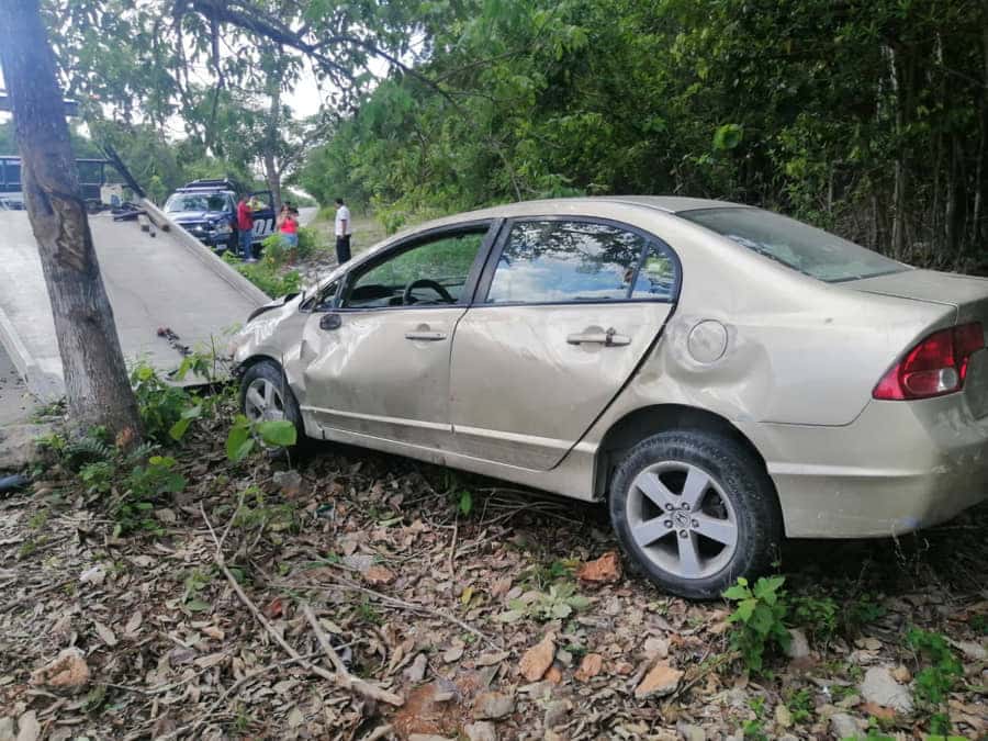 Acelerado conductor choco contra un árbol a la altura de la cárcel municipal