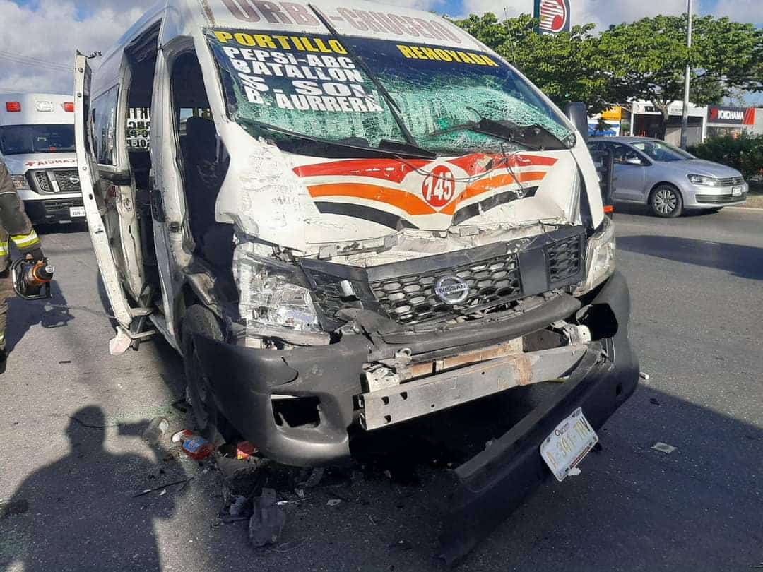 Chofer de “combi” provoca accidente, deja 16 lesionados
