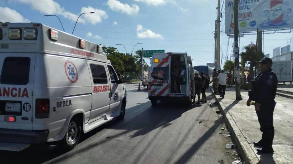 Chofer de “combi” provoca accidente, deja 16 lesionados