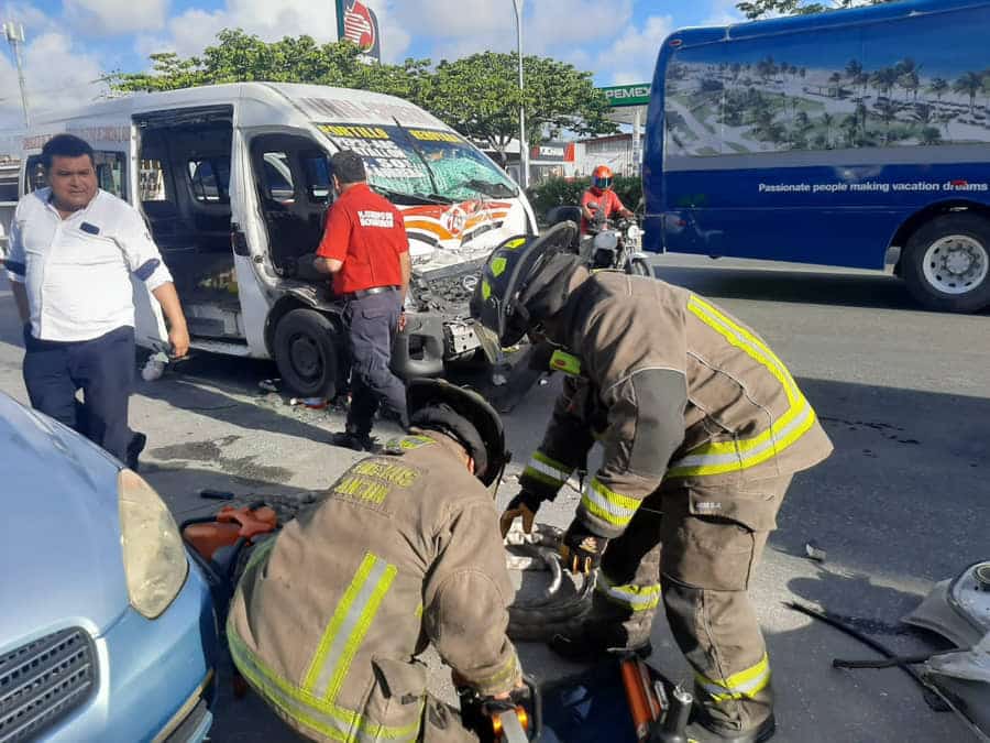 Chofer de “combi” provoca accidente, deja 16 lesionados