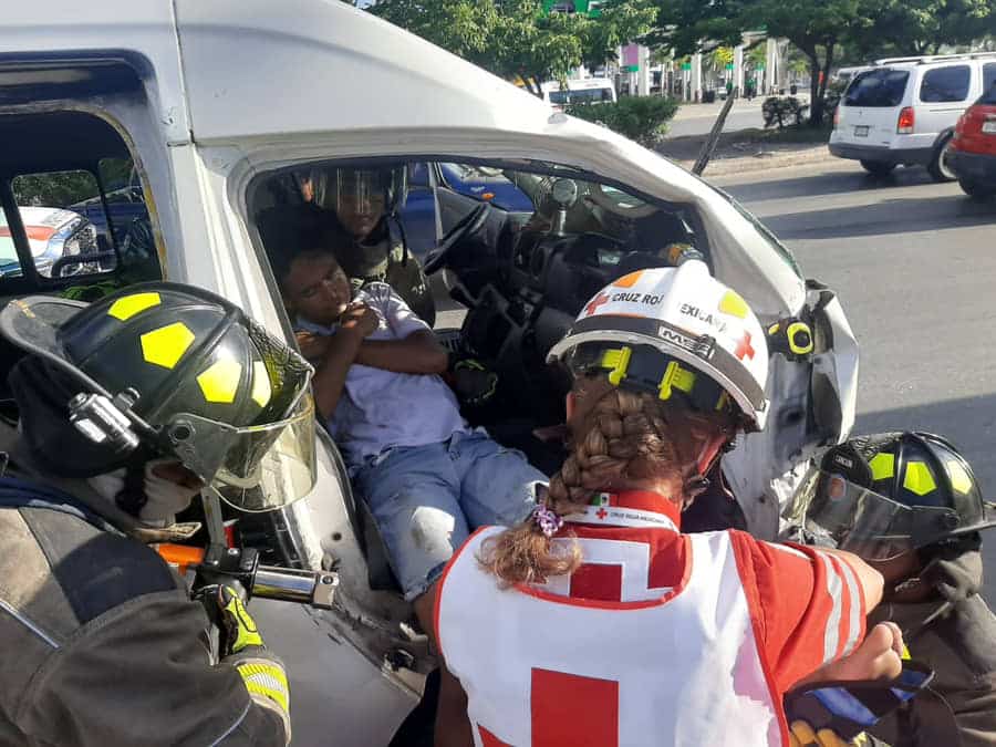 Chofer de “combi” provoca accidente, deja 16 lesionados