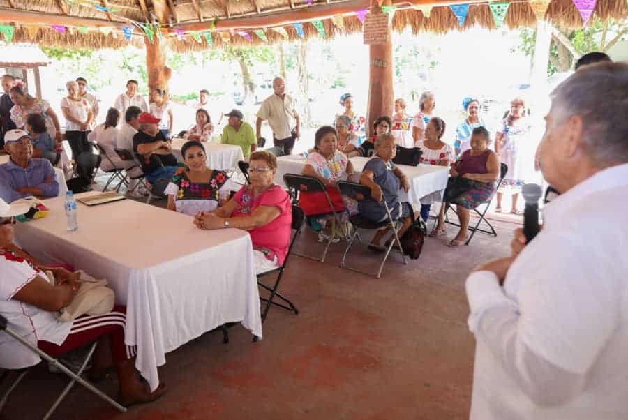 Convive Blanca Merari con abuelitos de la Casa del Adulto Mayor "Nohoch Uinic"