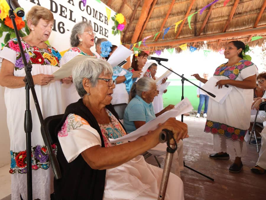 Convive Blanca Merari con abuelitos de la Casa del Adulto Mayor "Nohoch Uinic"