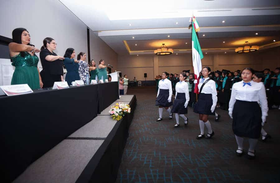 
Asiste Blanca Merari como invitada a la graduación de estudiantes del Colegio de Bachilleres