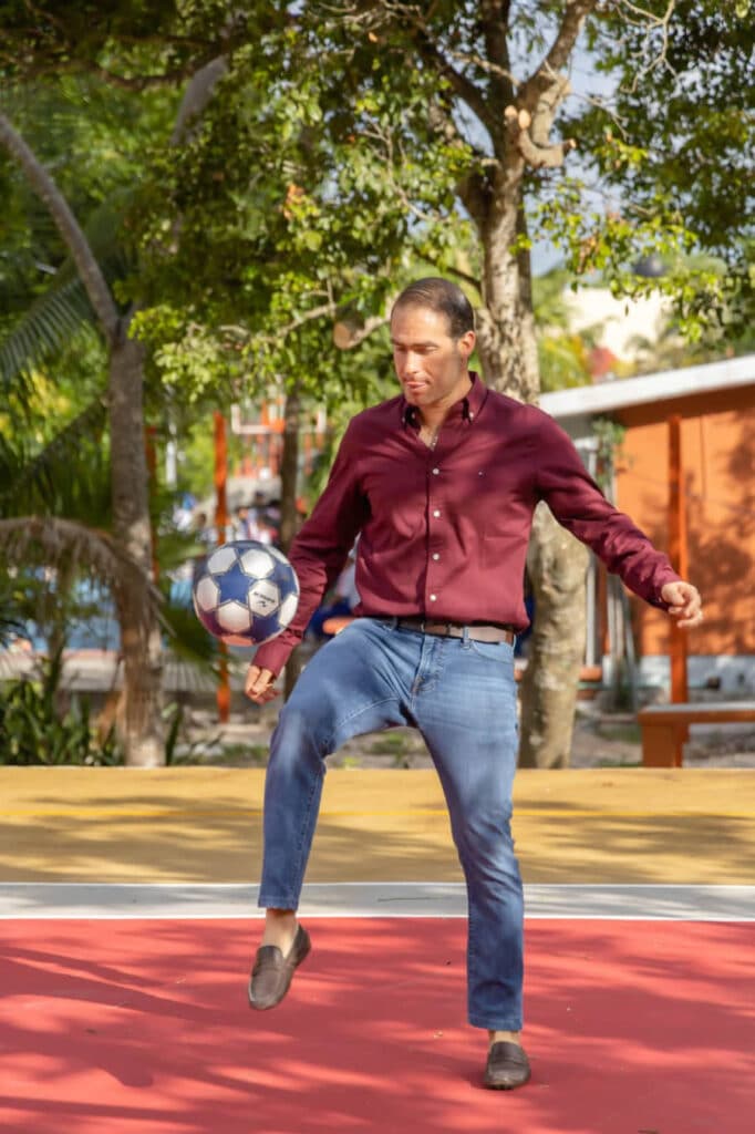 Diego Castañón encabeza arranque de torneo de fútbol intertelesecundarias en Tulum