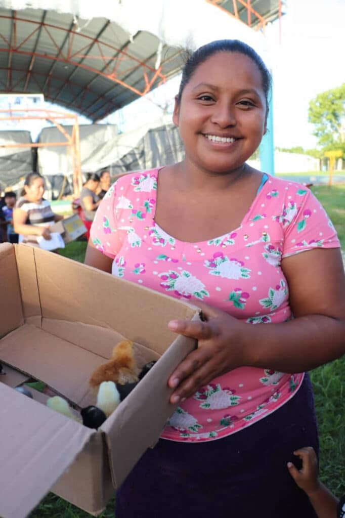 Miles de bacalarenses se han beneficiado con programas de aves de traspatio impulsado por "Chepe" Contreras