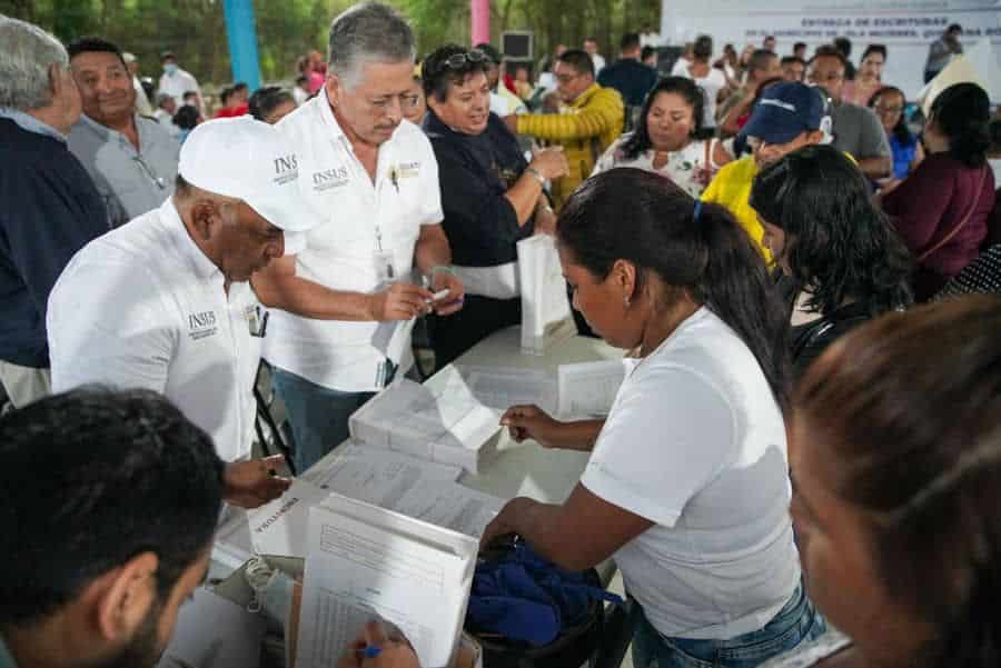 147 familias reciben escrituras de su propiedad en la Zona Continental de Isla Mujeres