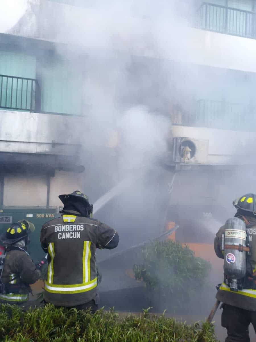 Evacúan a mil 120 personas tras incendio en el hotel Krystal de la Zona Hotelera de Cancún