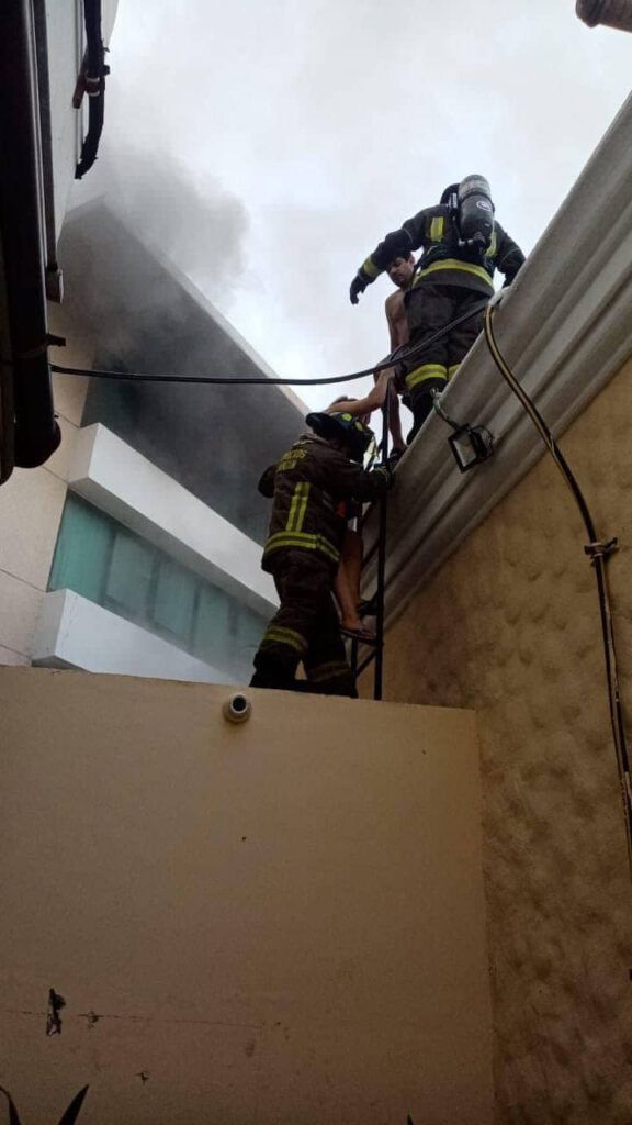 Evacúan a mil 120 personas tras incendio en el hotel Krystal de la Zona Hotelera de Cancún