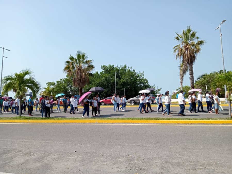 Se manifiestan maestros de educación indígena en palacio de gobierno de Chetumal; rechazan incorporación al INPI