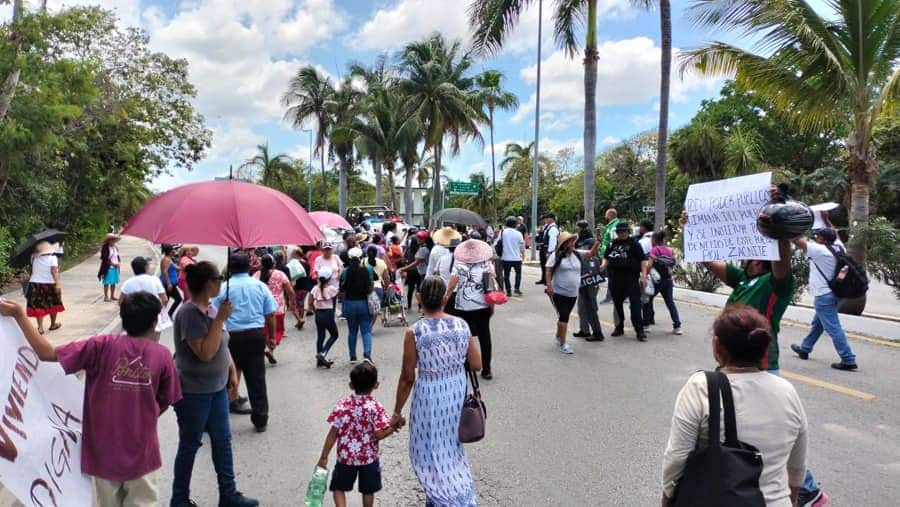 Bloquean colonos acceso a la Zona Hotelera de Cancún por cerca de una hora