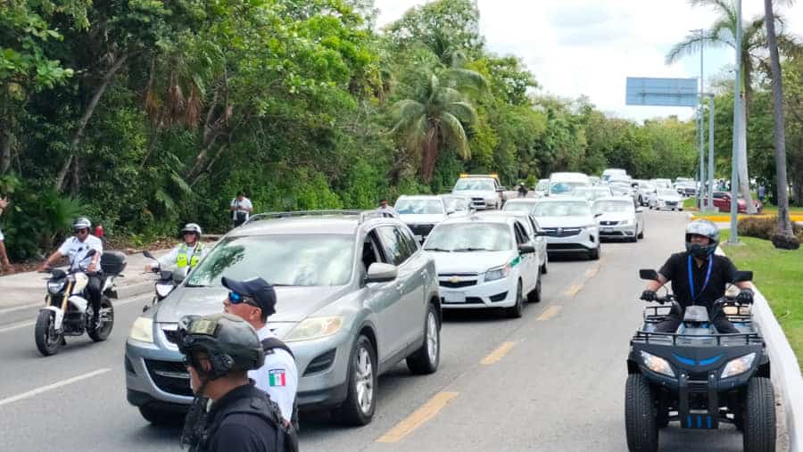 Bloquean colonos acceso a la Zona Hotelera de Cancún por cerca de una hora