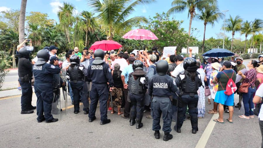 Bloquean colonos acceso a la Zona Hotelera de Cancún por cerca de una hora