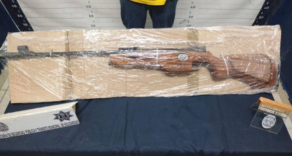 Aseguran a sujeto con un rifle en Villas de Sol