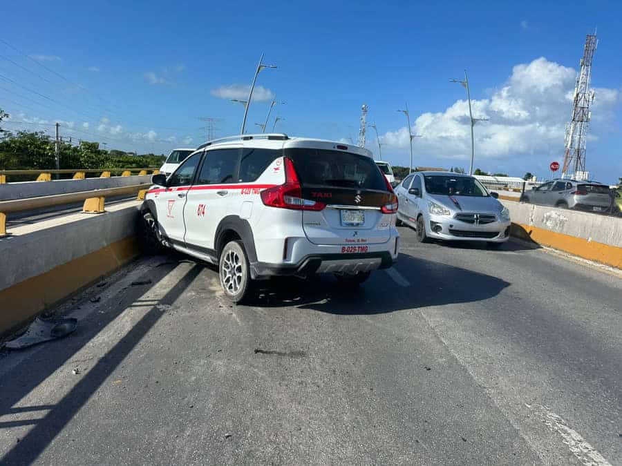 Se accidenta por exceso de velocidad en Boulevard Playa del Carmen