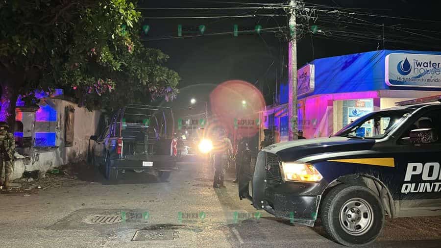 Balean a patrulla y choca otra durante persecución, en Cancún