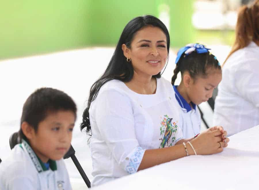 Entrega Blanca Merari becas escolares a estudiantes de la comunidad de Leona Vicario