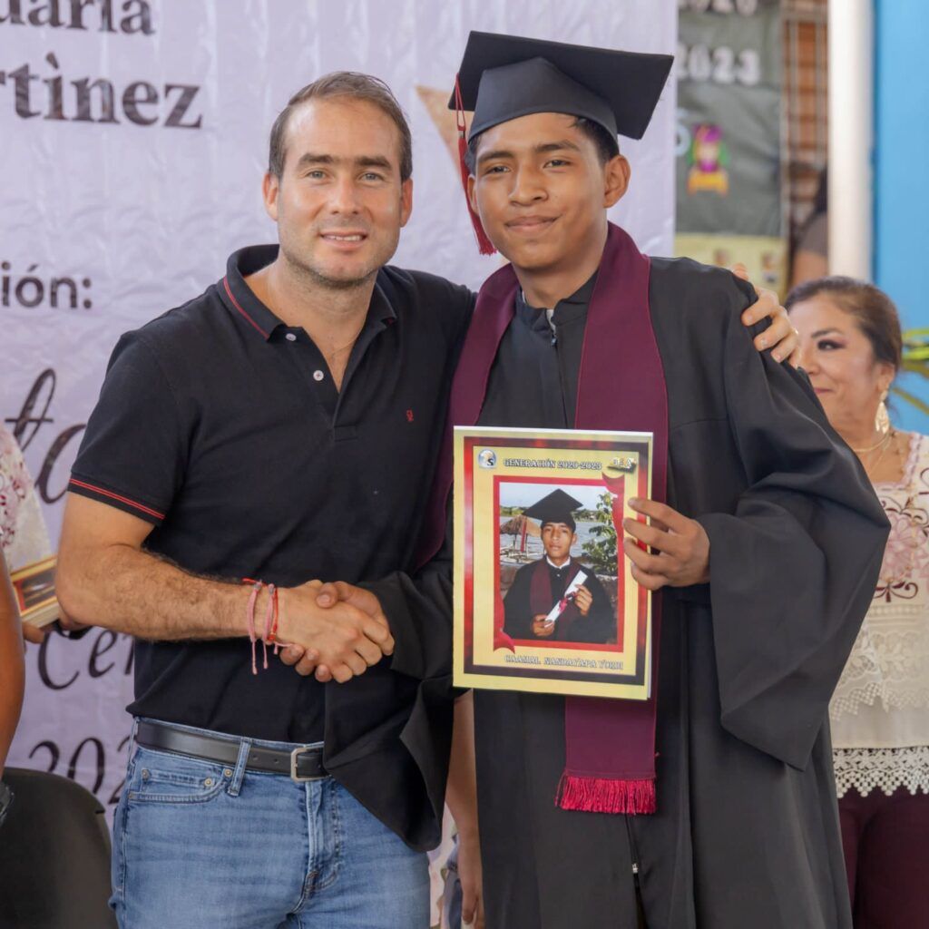 Diego Castañón apadrina estudiantes de la Escuela Telesecundaria “Erick Paolo Martinez”
