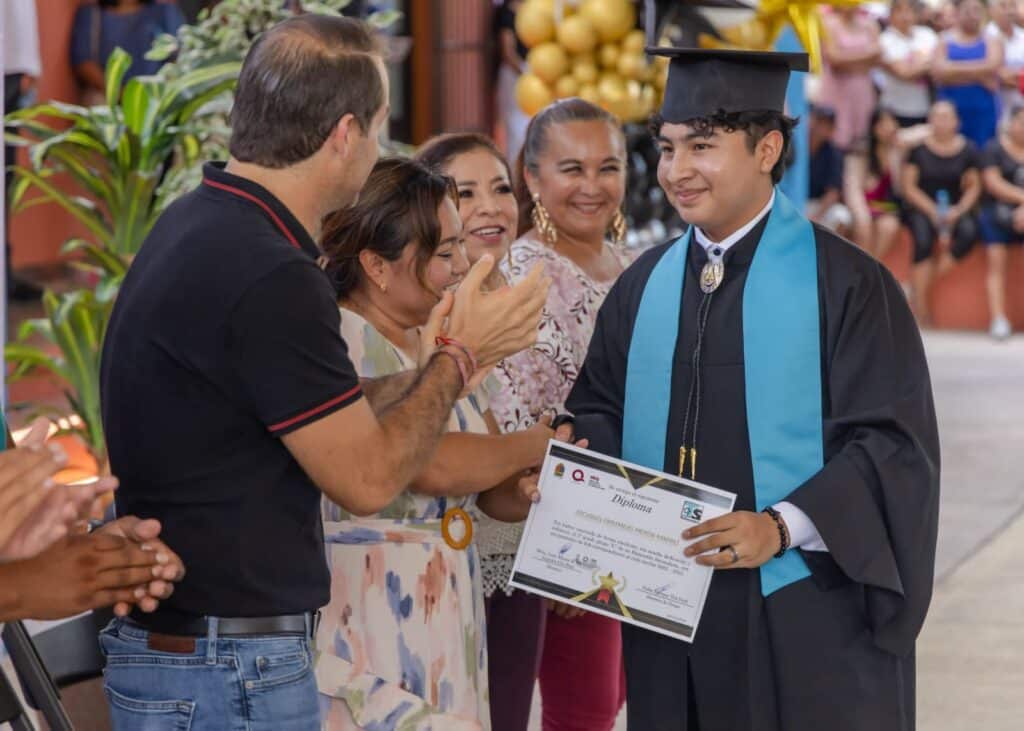 Diego Castañón apadrina estudiantes de la Escuela Telesecundaria “Erick Paolo Martinez”
