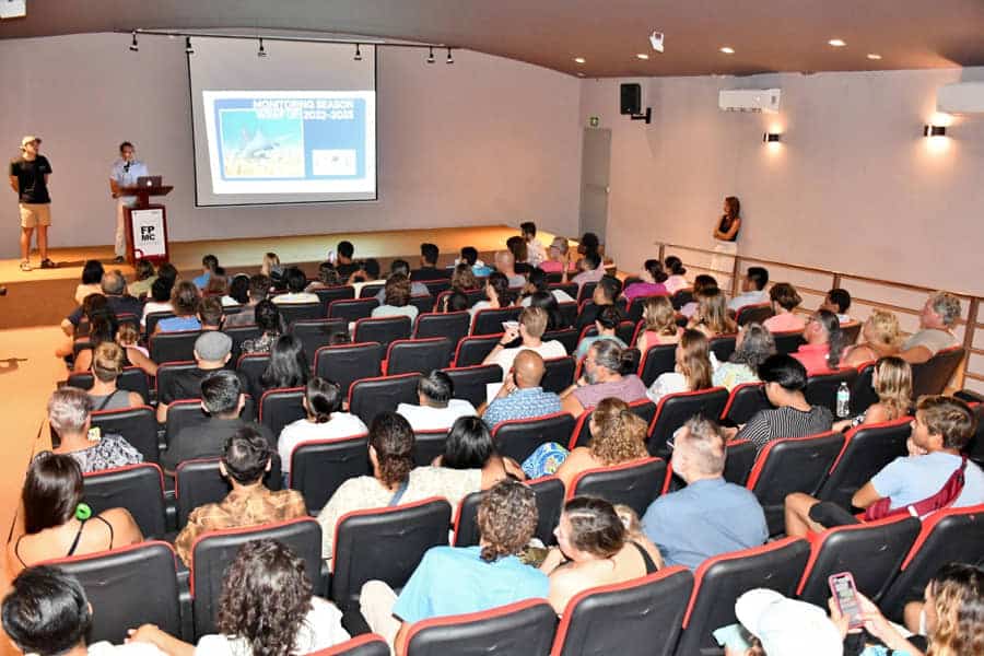 Inauguran la exposición fotográfica “Arte en lo Profundo, Identificando Rayas y Tiburones de la Isla”
