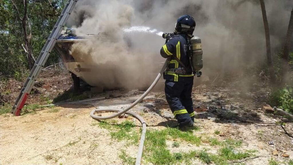 Incendio consumió un yate y un vehículo particular en Puerto Aventuras