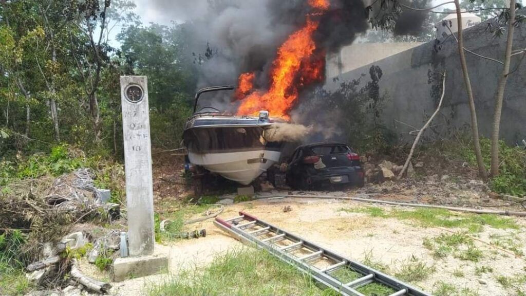 Incendio consumió un yate y un vehículo particular en Puerto Aventuras